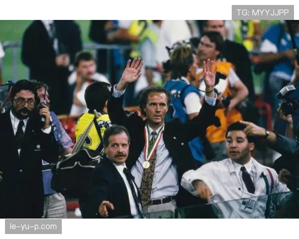 贝肯鲍尔防守站位理念推动现代足球战术革新