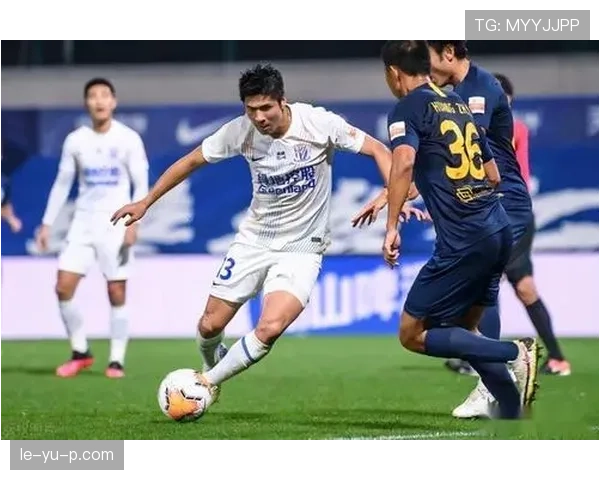 赖斯无球跑动表现稳健，持续提升中场覆盖能力