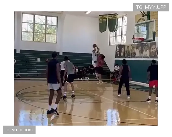 刘翔提着塑料菜篮进小区，楼下大妈当场怀疑人生