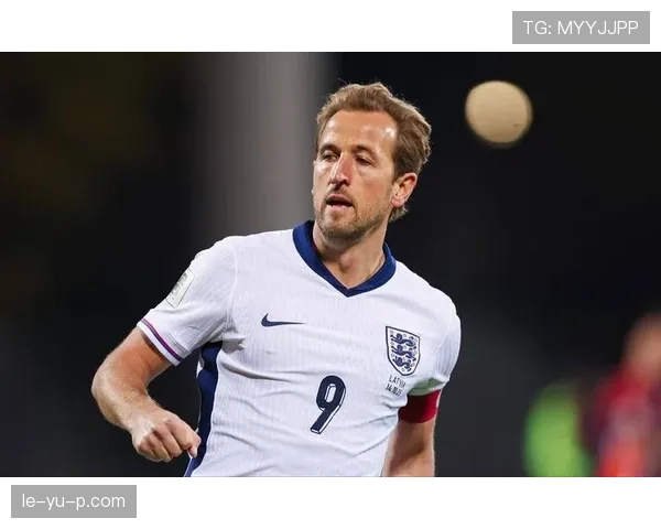 哈里·凯恩家里装修得像个豪宅，这球星下场后倒像邻家大叔了